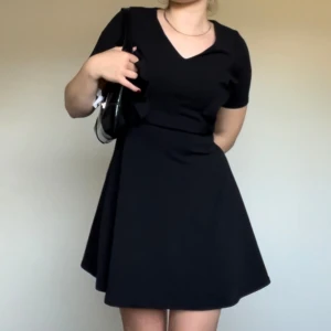 black minidress - svart miniklänning med volanger, aldrig använd🖤