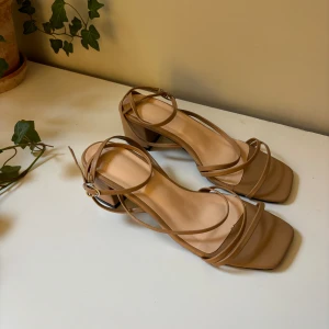 Klackskor - Bruna klackar i storlek 38 med 5 cm klackhöjd.💕