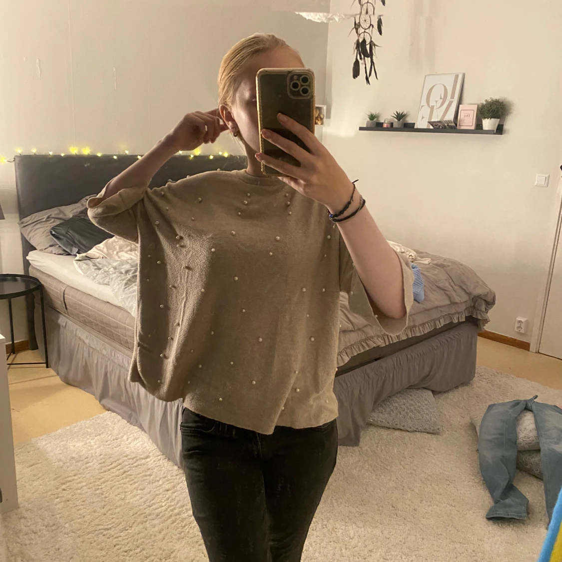 En beige tröja med pärlor - 90