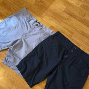 Shorts  - Två jätte fina shorts (chino shorts ungefär). Mycket omhändertagna och använda ett fåtal gånger. En i marinblå och en i ljusblå. Ljusblå är storlek 34/32 men passar runt M-L. Marinblå är i storlek 30. Båda för 50kr!!  Hör av er vid mer frågor 😁