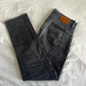 Levis 511 31/32 - Levi’s jeans 511 i färgen grå. Storlek 31/32. Sitter möjligen rakare än vanliga 511or. Fint skick, nypris 1099, köp för endast 349kr