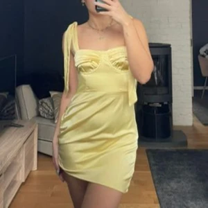 Gul klänning  - Som ny priset går att disskutera!🤗