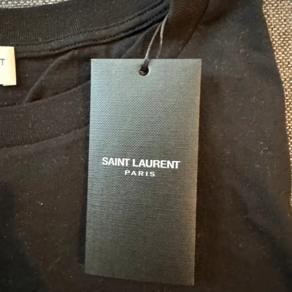 Sprillans ny saint Laurent t shirt med alla taggs kvar! | storlek M men passar S skulle jag säga | nypris ca 4000kr så det är en riktigt sjuk steal efter som min bara kostar 1799! | Kontakta mig vid fler frågor eller funderingar.. T-shirts.