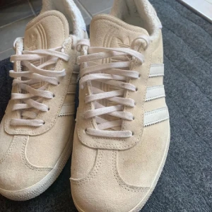 Adidas  - Knappt använda  Storlek 40-41  
