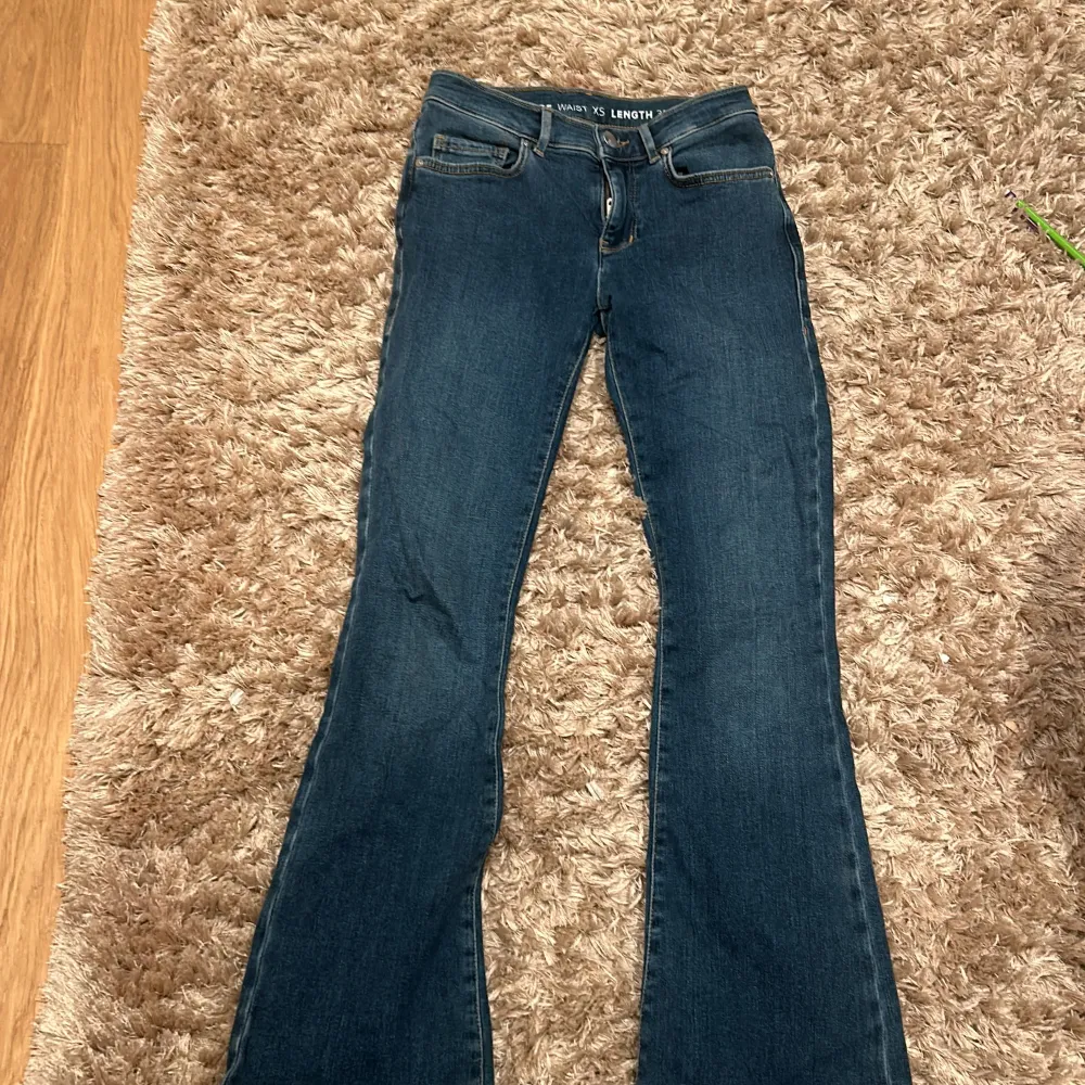 Säljer ett par snygga blå jeans med låg midja och flare. De är i storlek XS och längd 31. Perfekta för en casual look eller en utekväll. De har en klassisk femficksdesign och är i bra skick. Passar perfekt till allt och perfekta nu till hösten. De är från BikBok🫶. Jeans & Byxor.