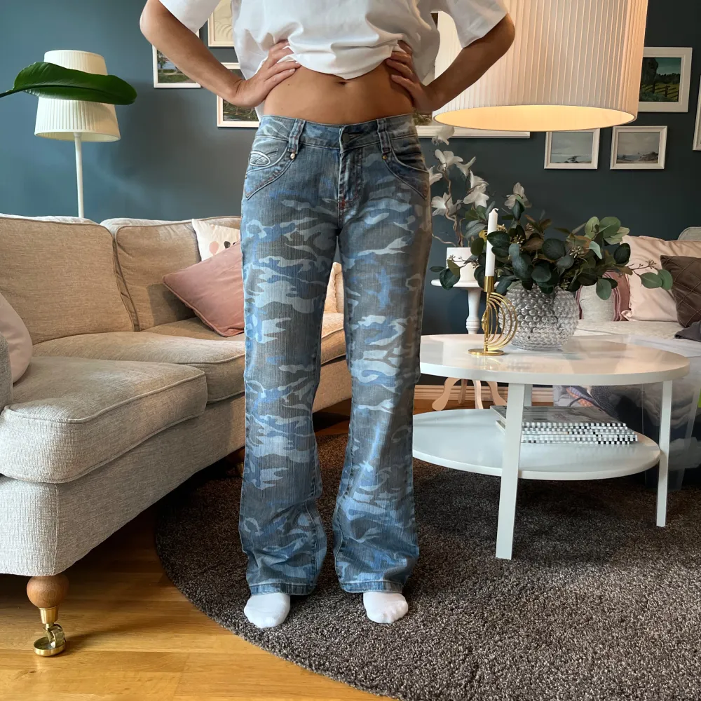 Världens coolaste lågmidjade jeans i camo mönster 😍😍. Jeans & Byxor.