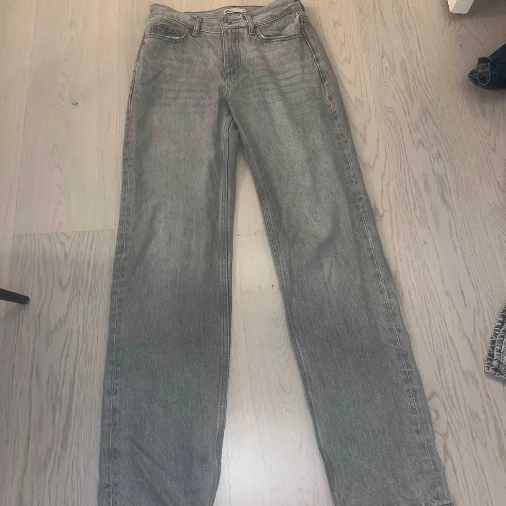 Gråa jeans ifrån Gina tricot i storlek 32. 1 . Jeans & Byxor.