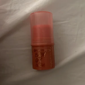 Rosa blush   - Har använt den endast 1 gång, valde att sälja den för har knappt använt den nån gång och jag glömde typ att jag hade den. Köpt för 45kr ❤️❤️ 