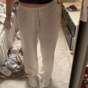 Linnebyxor  - Linnebyxor, från nån butik nere i Spanien använt 2-3 gånger 100% linne Vet inte vad det är för storlek finns ingen lapp men jag är 170 å bär normalt s/m i storlekar 