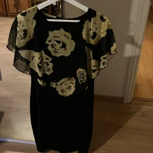 klänning med gula blommor - vet inte vart den är ifrån eller storlek, men passar folk som brukar bära storlek M🩷