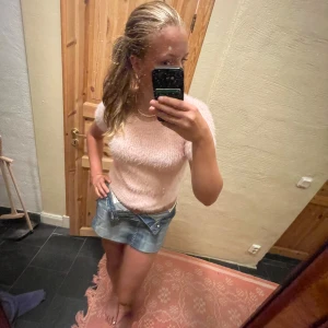 Söt rosa zara topp - rosa mysig zara topp i m (sitter som s) 💫 den är helt oanvänd och bara testad, säljer då lappen är bortklippt 💞 köpte den för 250 💗använd gärna köp nu och kontakta vid frågor ⭐️