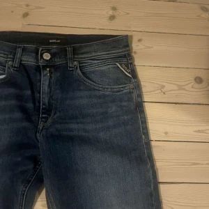 Replay jeans - Säljer nu mina Replay jeans, sprillans nya aldrig använda på grund av att dom inte passade alla taggar finns kvar och kvitto dom är slimfit 166cm. Bara att skriva vid  frågor samt intresse.