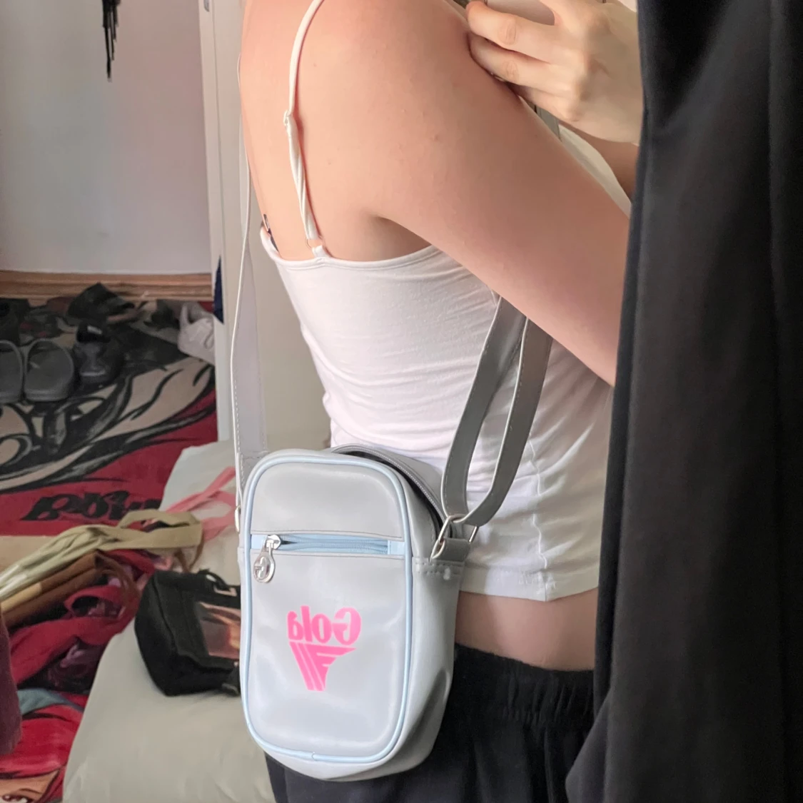 Grå axelväska från Gola - 1