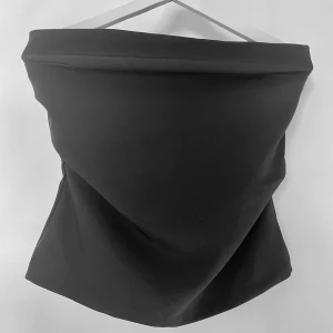 Svart tubtopp - Skitfin tubtopp i kostym-material. Kan tyvärr inte visa på då den är för liten för mig 💗 Den är aldrig använd.