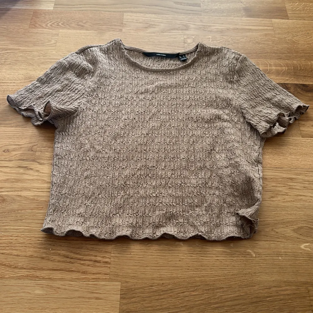 Beige tröja från Vero Moda, mycket bra skick! Storlek S. T-shirts.