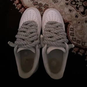 Air force 1 custom  - Air force 1 custom gråa skosnören. Säljer dessa då dem är test skor för mitt skoföretaget jag ska öppna. Så dessa har vart test skor därför säljer jag dom så billigt.