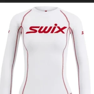 Swix tröja - Swix tröja perfket till skidsemestern. Helt oanvänd med prislapp kvar. Skriv vid fler bilder eller intresse 🤍