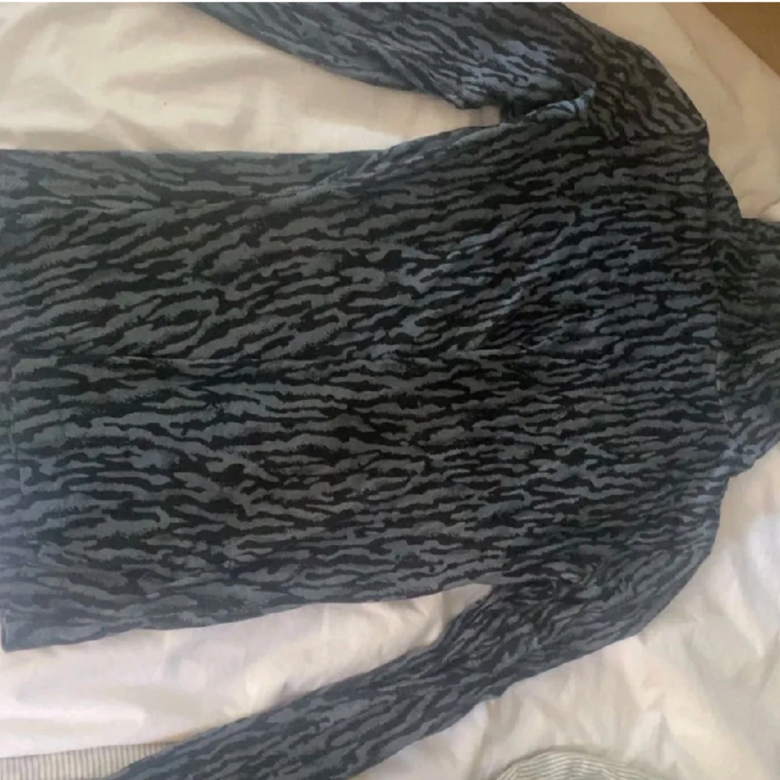 Långärmad tajt tröja med mönster  - 90