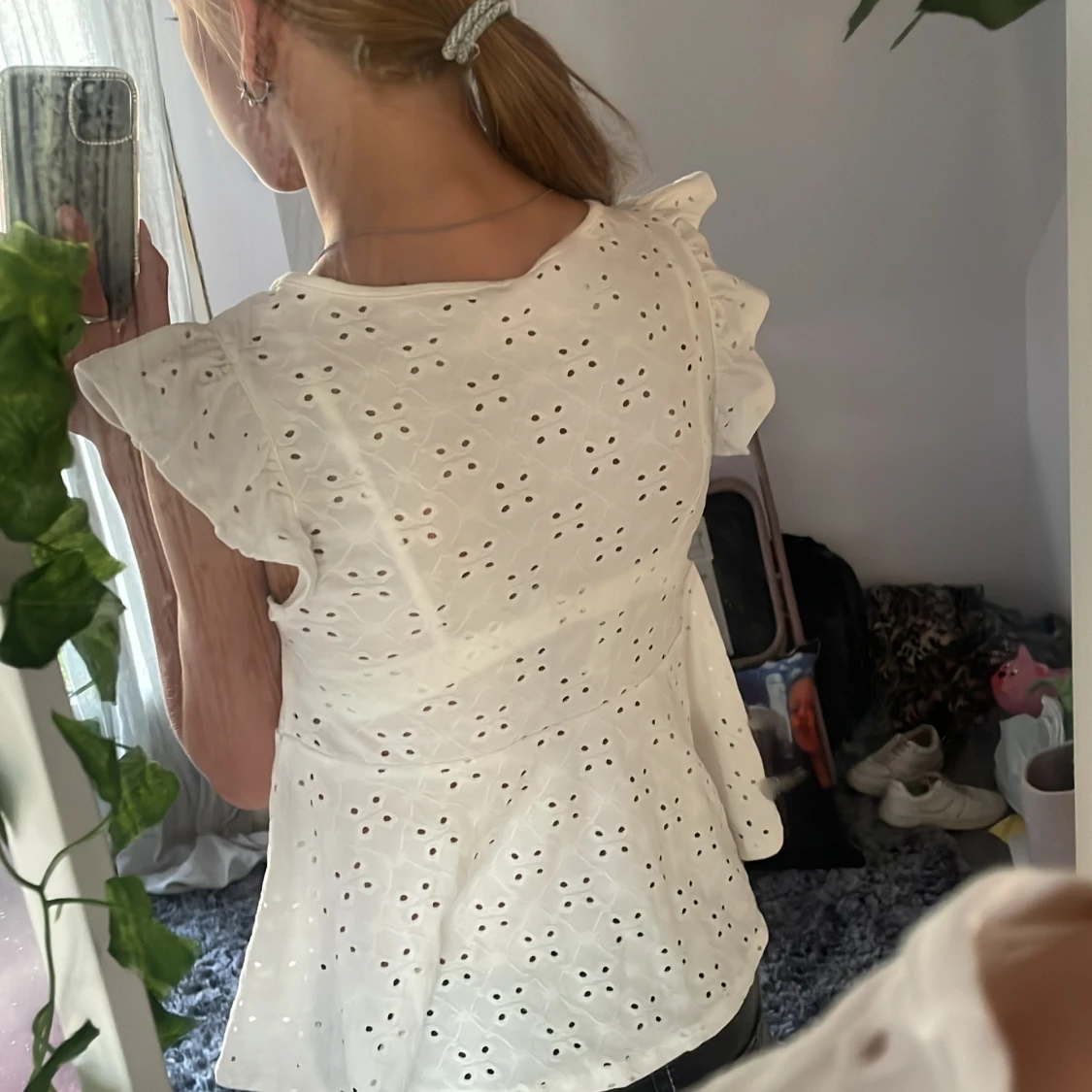 Vit blus med spetsdetaljer - 90