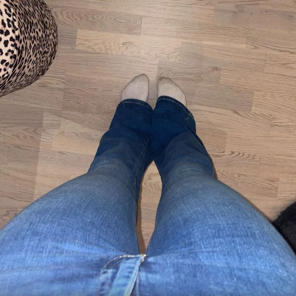 Säljer min kompis jätte fina jeans, hon säljer för att de inte längre kommer till användning❤️nypris 579kr, men pris går att diskutera❤️. Jeans & Byxor.