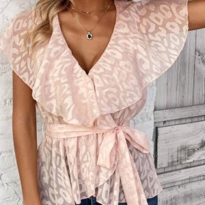 Jättefin rosa blus - Säljer min jättesnygga blus som är väldigt populär💕 Den är i storlek S och nytt skick💕 skriv hällst till mig innan ni köper❤️