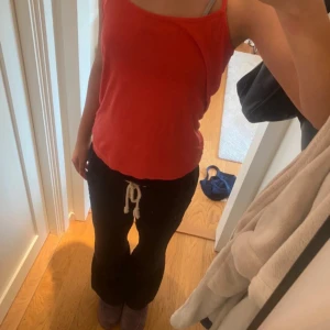 Röd linnetopp från Champion - Snyggt korallrött linne från Champion. Den är i storlek M och har smala axelband. Perfekt för sommaren eller träning! Materialet är mjukt och bekvämt. Köp via prisförslag eller köp nu!🩷