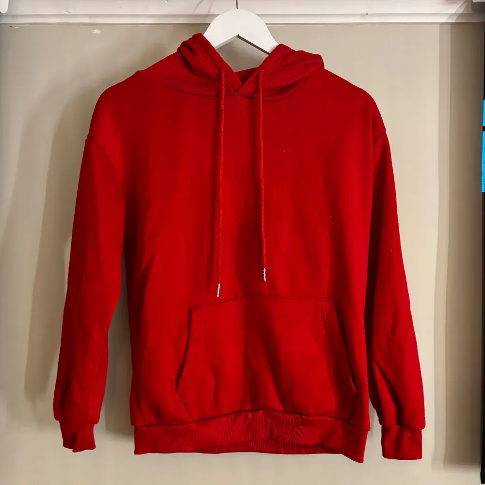 En fin röd hoddie som inte är så använd så i bra skick!. Hoodies.