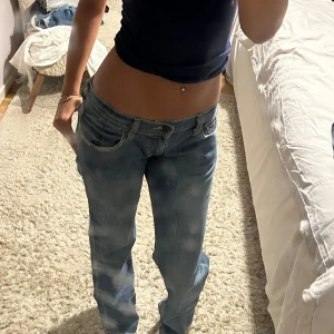 Low waist bootcut jeans  - Jätte fina Low waist bootcut jeans från LEVI’S i jätte fint skick utan några defekter!💗