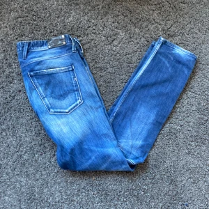 Replay Anbass 34/32 - Replay anbass jeans i färgen blå. Storlek 34/32. Fint skick, nypris 1699, köp för endast 599. Hör av dig vid frågor🙌