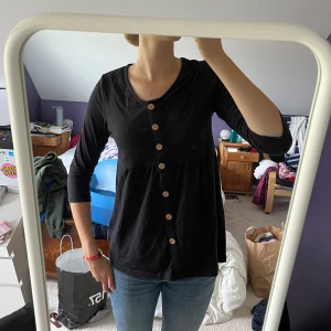 Svart topp <3 - Jätte söt svart topp med knappar💕i fint skick! Tre kvarts ärmar. Ifrån bonprix🫶🏻 använd gärna köp nu 💌