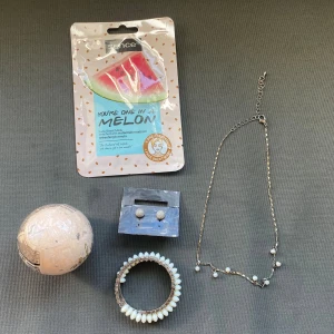 Kit  -  Badbomb ansiktsmask örhängen armband och halsband i ett kit  halsbandet är 40 cm långt