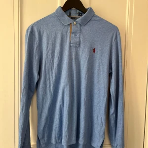 Ralph Lauren piké S - Mycket fin Ralph Lauren piké i färgen blå. Inga skador förrutom den klippta lappen (påverkar inte användandet). Nypris 1295kr, köp för endast 399kr