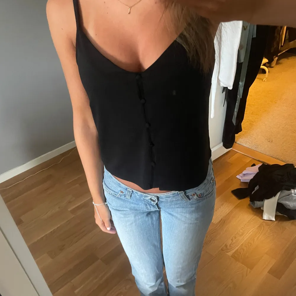 Superfin blus/topp ifrån gina med knappar. Passar till vardags och fest💋. Yläosat.