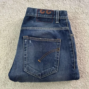 Dondup Jeans - Tjena säljer dessa Dondup jeans o storlek 32. Jag på bilden är 177 och väger 75kg. 