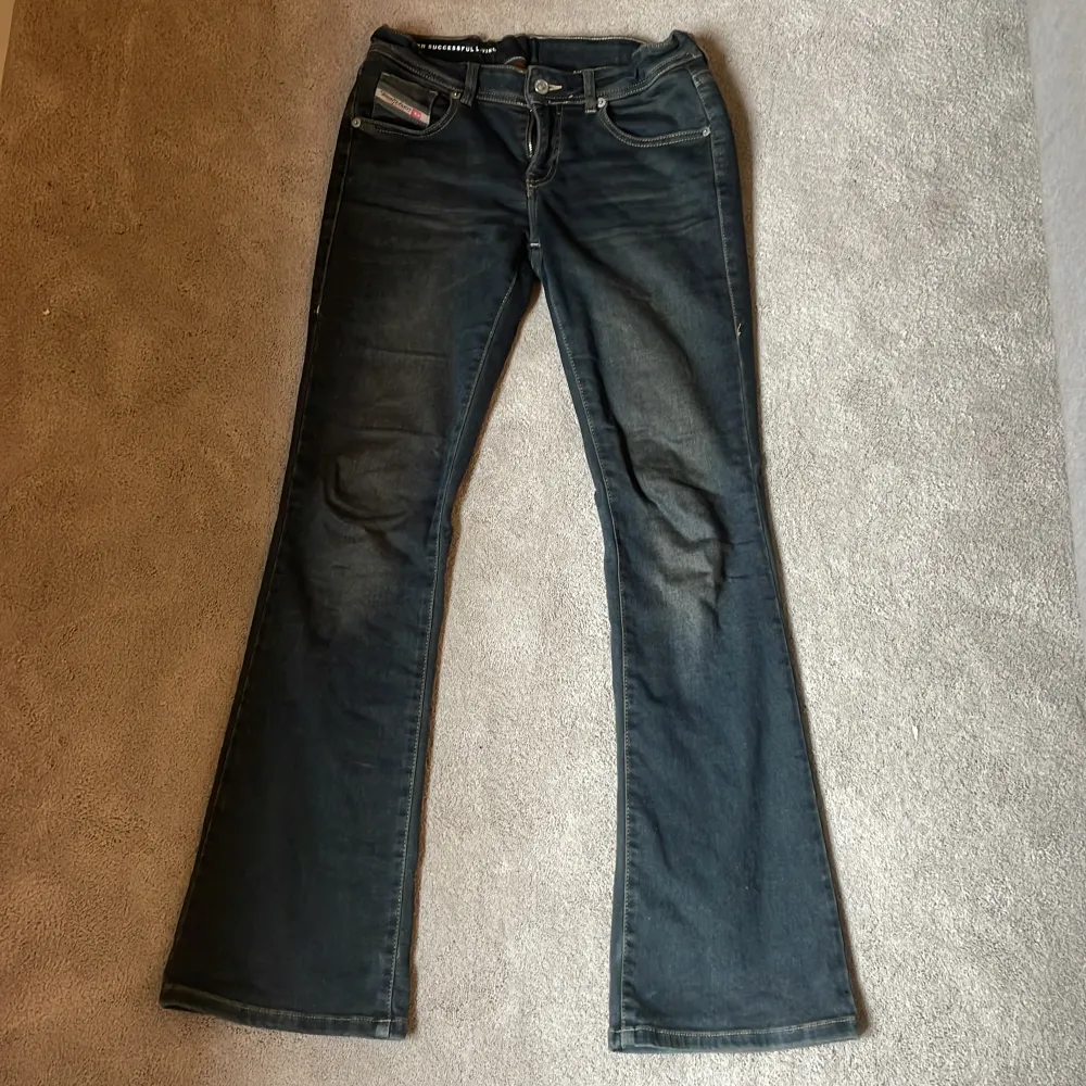 Jättefina diesel jeans i ny skick då jag köpte dem från butik och har sedan bara använt dem ca. 5-10 gånger. Passar mig med storlek 36/ s-m också❤️. Jeans & Byxor.