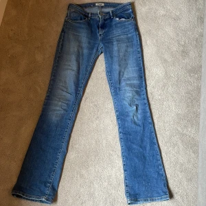 Wrangel Jeans - Köpte för ca. 1,5 år sedan i och använt många gånger men inga skador eller slitningar. I stolen 26 och fikar för de som har ca s-m i kläder