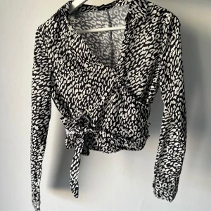 Leopard blus med knytning  - Leopard blus med knytning från prettylittlething!! ❤️ aldrig använd