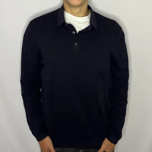 Massimo dutti pike tröja - Tjena! Säljer nu denna väldigt snygga pike tröjan som är ifrån Massimo dutti • Skick 9/10 • Storlek XL men passar också L/M  • Modellen på bilden är 182cm • Nypris : 1049kr • Vårt pris : 349kr • Hör gärna av er via pm vid frågor eller funderingar;