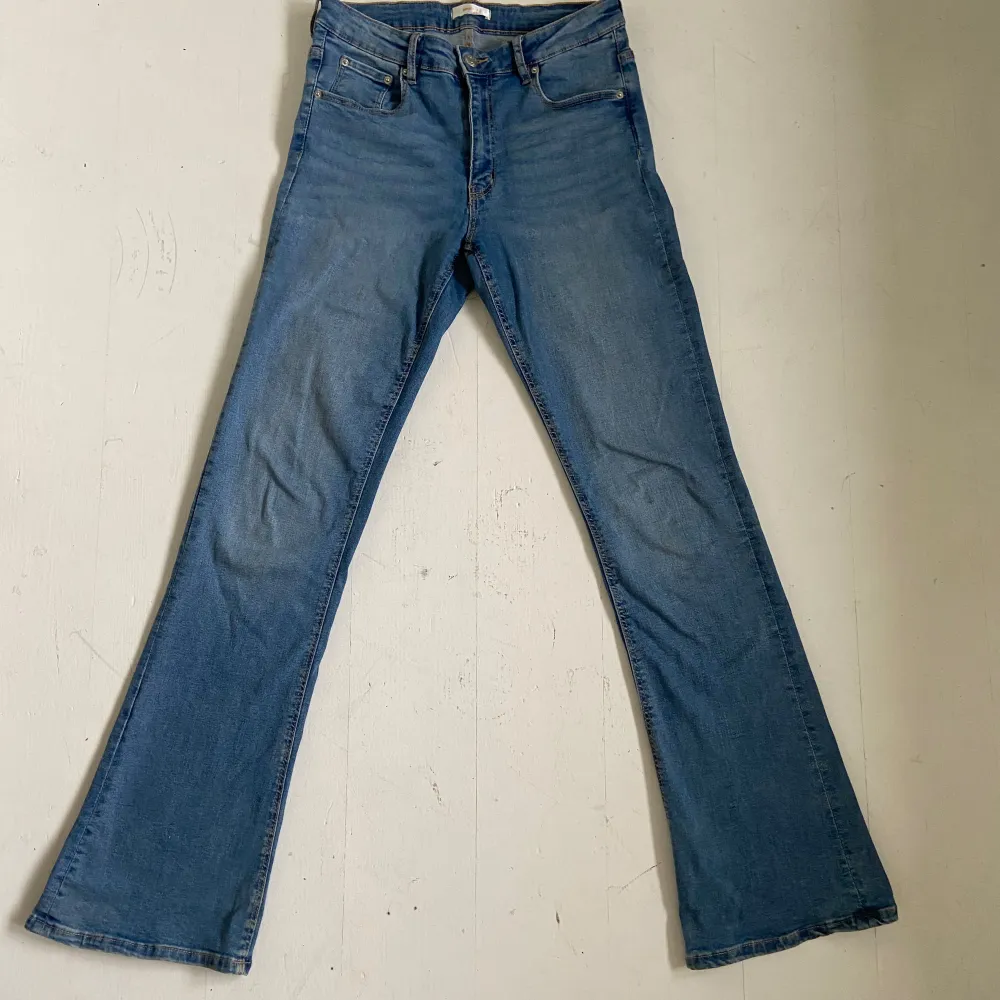 Säljer de här fina Low waist bootcut/flared jeansen från Gina Young. De är från barnavdelningen men passar storlek 34, då de är väldigt töjbart material. Endast använda ett fåtal gånger💗💗 köpta här på Plick (oanvända) för 300kr.. Jeans & Byxor.