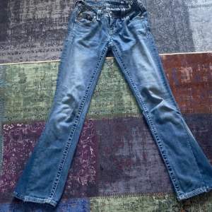 miss me jeans i storlek 26 men passar 25 också då jag har fixat de i midjan de är sydda från skinny till bootcut  lägger upp igen pågrund av oseriösa köpare