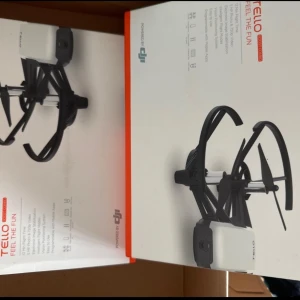 Två helt nya Tello drönare💫💫 - Två helt nya Tello drönare 💫💫•	Skick: Helt nya och oanvända 	•	Modell: Tello Boost Combo 	•	Pris: 600 kr per styck Funktioner: 	•	13 minuters flygtid 	•	5 MP kamera och 720p video 	•	Elektronisk bildstabilisering 	•	Intelligenta flygläge 