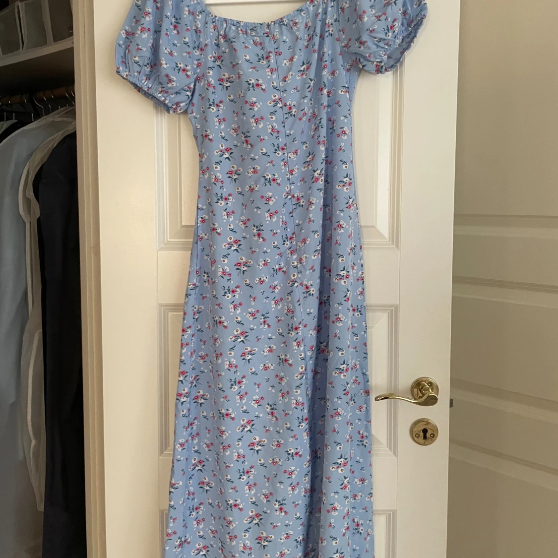 Blommig klänning med slits - 90