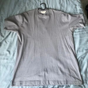 Enkel t-shirt - Använd fåtal gånger, max 4. Jätte bra skick.  