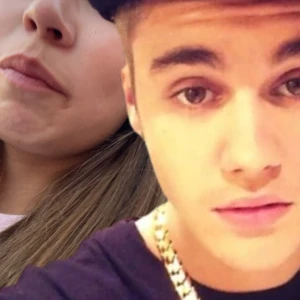 Guldhalsband med kedja - Säljer ett snyggt guldhalsband med en klassisk kedjedesign. Perfekt för att ge en touch av stil till vilken outfit som helst. Halsbandet är i nyskick och passar både till vardags och fest.