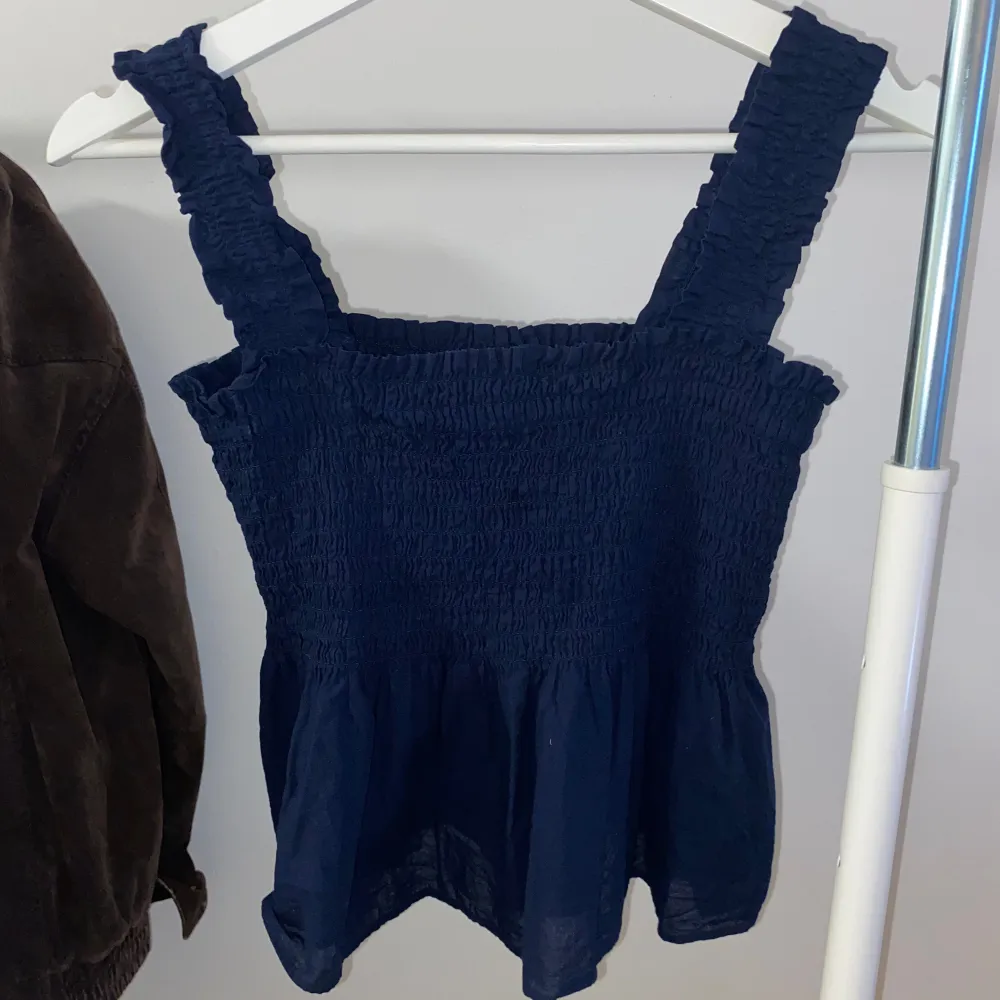 UNIQLO smock topp i marinblå, stl M (liten i strl, sitter lite croppad på mig 163cm). Bra skick, knappt använd! . Toppar.