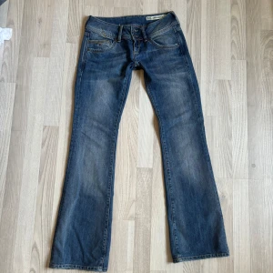 Lågmidjade jeans  - Jag säljer dessa då de är för små för mig, jag bär oftast storlek 38🫶🏻 Skriv för mått eller fler bilder💖💖