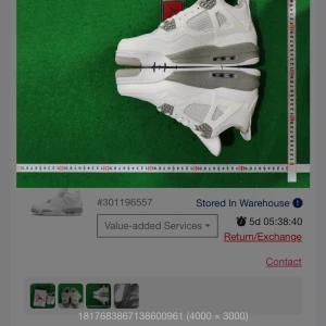 Vita Nike Air Jordans - Säljer ett par vita Nike Air Jordans i nyskick. Skorna har en snygg design med gråa detaljer och den klassiska Jumpman-loggan på baksidan. Perfekta för både vardag och fest. Kommer med originalkartong.