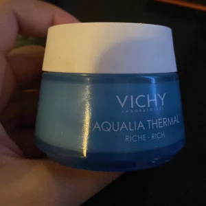 Vichy Aqualia Thermal Riche-Rich - Säljer en Vichy Aqualia Thermal Riche-Rich ansiktskräm. Den kommer i en blå burk med vitt lock. Perfekt för att återfukta huden och ge en fräsch känsla. Passar alla hudtyper och är speciellt bra för torr hud. Köp direkt eller ge prisförslag 💙