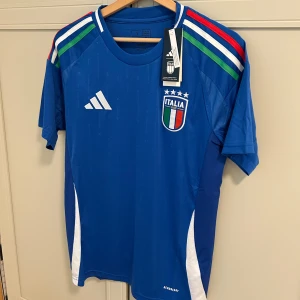 Italiten tröja   - Säljer en sprillans ny fotbollströja från det italienska landslaget 2024. Storlek S men kan även passa M. Skriv för intresse! 
