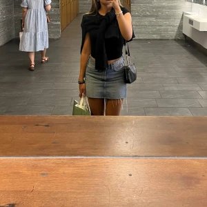 Jeanskjol - Skitsnygg jeanskjol som tyvärr inte passar mig längre. Väldigt bra skick, passar till supermycket! 36 cm i midjan och 37 cm lång. Går att vika ner snyggt som på tredje bilden🥰